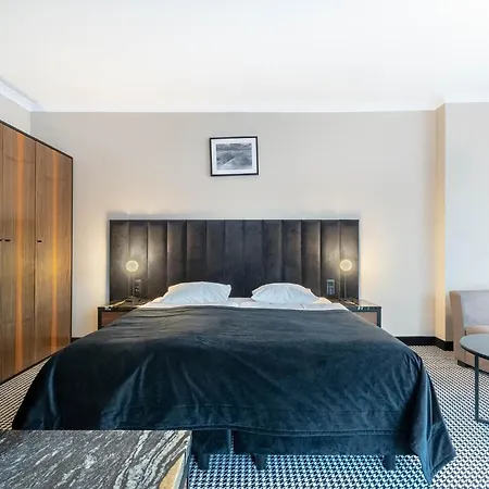 Leda - Adults Only 4* 코워브제크